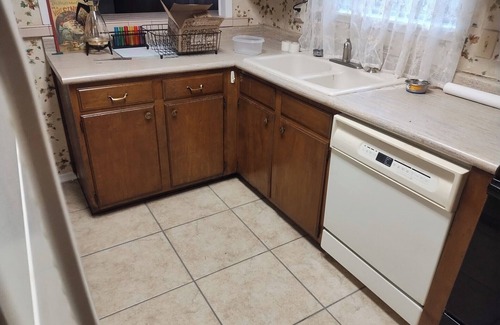 Universal City House | Spacious 4 BR house AC & WiFi in cool Universal City. Fenced yard, shop, RAFB