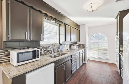 Allen House | Spacious 4-BR Home Near Allen Outlets & Dining