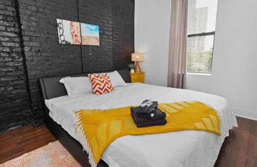 Near South Side Apartment | Spacious 420 friendly 3BR-2Ba Near McCormick and Museums