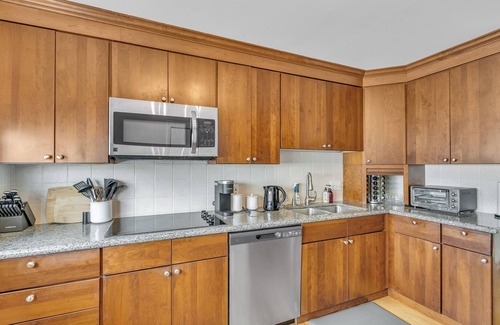 Serra Highlands House | Spacious 4Bedroom/4Bathroom Home Near SF, SFO. Golfing, Beaches & Nature