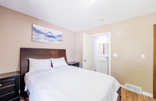 Central Okanagan Apartment | Spacious 4BD&3BA house w parking, 3 mins to Winery
