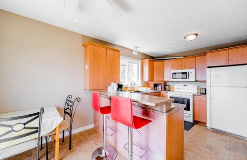 Central Okanagan Apartment | Spacious 4BD&3BA house w parking, 3 mins to Winery