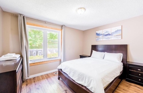 Central Okanagan Apartment | Spacious 4BD&3BA house w parking, 3 mins to Winery