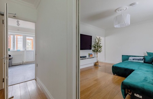 Leyton House | Spacious 4BD Home with Large Garden, East London