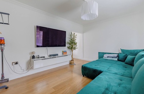Leyton House | Spacious 4BD Home with Large Garden, East London