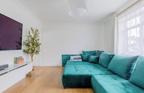Leyton House | Spacious 4BD Home with Large Garden, East London