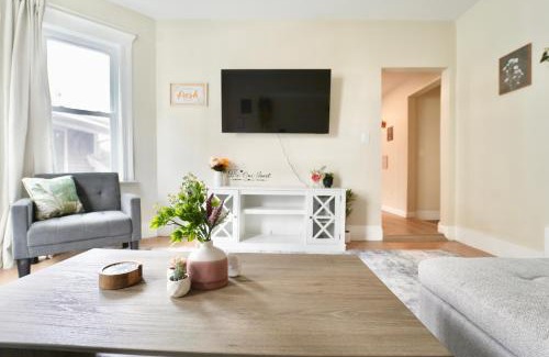 East Somerville Apartment | Spacious 4BDR 2BA Retreat near T-Station- 5 Mins to Boston