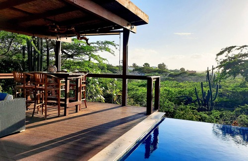 Jaburibari Villa | Spacious 4bed - 3bath villa w infinity pool and lush surroundings.
