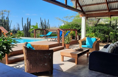 Jaburibari Villa | Spacious 4bed - 3bath villa w infinity pool and lush surroundings.