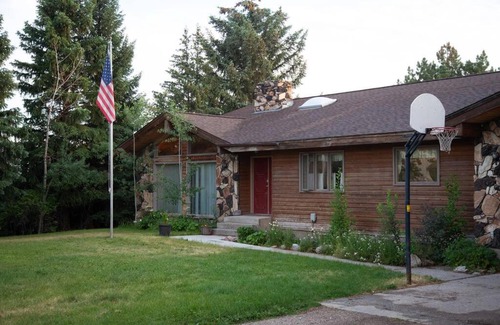 Driggs House | Spacious 4BR 3BA Convenient Downtown Driggs House