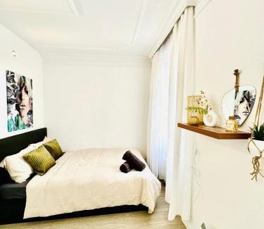 Grinzing Apartment | Spacious 4BR Apt for up to 12P 10Min to FAC Platz