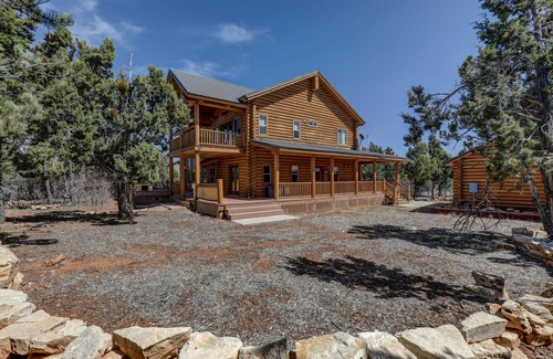 Zion National Park East Entrance House | Spacious 4BR Cabin near Zion · Stargazing Deck, Trails, Pool Table & Family Fun