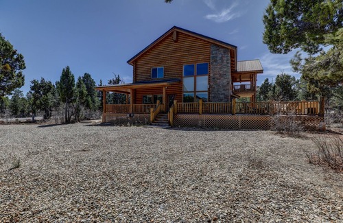 Zion National Park East Entrance House | Spacious 4BR Cabin near Zion · Stargazing Deck, Trails, Pool Table & Family Fun