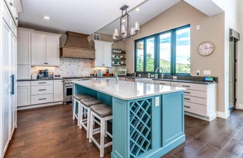 Bailey House | Spacious 4br Cabin W Deck & Hot Tub