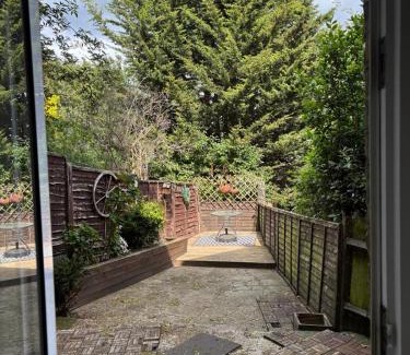 Plumstead House | Spacious 4BR Home In Greenwich