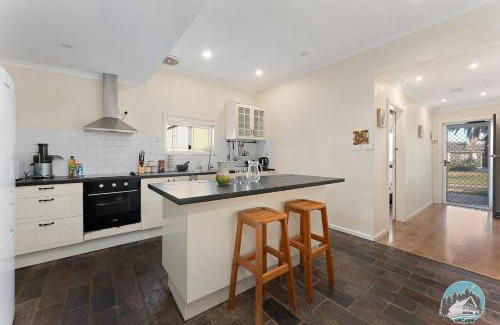 Cambridge Park House | Spacious 4BR House Near Kingswood & Penrith CBD