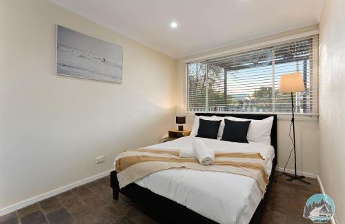 Cambridge Park House | Spacious 4BR House Near Kingswood & Penrith CBD