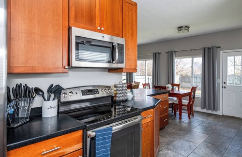 Englewood House | Spacious 4BR - King Bed - Near I-70
