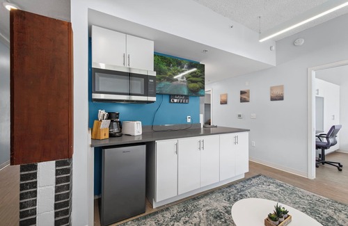 South Kansas City Apartment | Spacious 4BR Pod in Amazing Kansas City Near Campus, Wi-Fi & Parking, Workspace