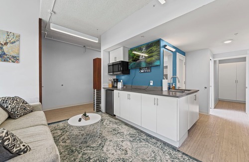 South Kansas City Apartment | Spacious 4BR Pod in Amazing Kansas City Near Campus, Wi-Fi & Parking, Workspace