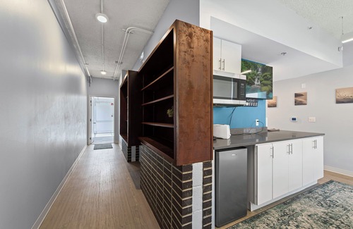 South Kansas City Apartment | Spacious 4BR Pod in Amazing Kansas City Near Campus, Wi-Fi & Parking, Workspace
