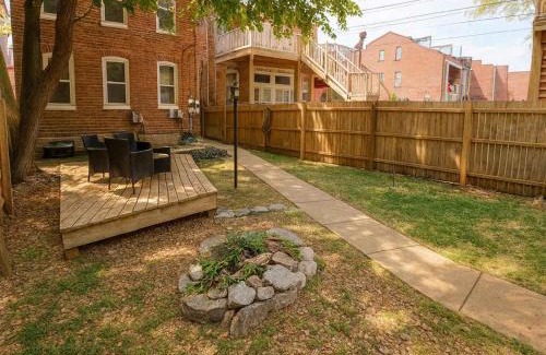Soulard Apartment | Spacious 4BR Soulard Duplex with Patio & Parking