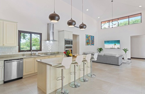 Tamarindo House | Spacious 4BR with bikes near Pinilla golf course and beach club