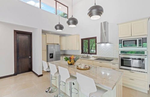 Tamarindo House | Spacious 4BR with bikes near Pinilla golf course and beach club
