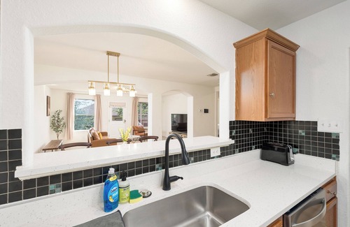 Southside Apartment | Spacious 4BR w Game Room - 15 min to Seaworld