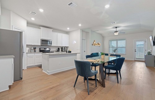 Austin House | Spacious 4BR w/Yard, Near Airport & F1 Circuit in Quiet Neighborhood