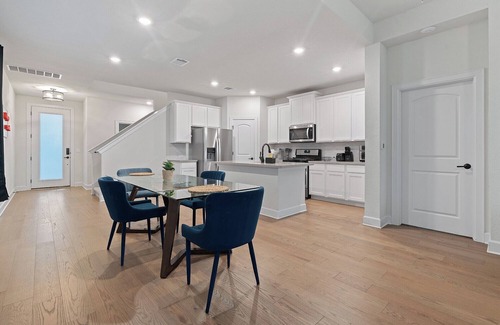 Austin House | Spacious 4BR w/Yard, Near Airport & F1 Circuit in Quiet Neighborhood