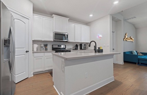 Austin House | Spacious 4BR w/Yard, Near Airport & F1 Circuit in Quiet Neighborhood