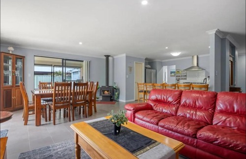 Vasse House | Spacious 4x2 Southwest Gem Perfect for Two Families, Steps from Top Attractions with Fun Spaces for Kids, separate areas for Adults and Big Savings