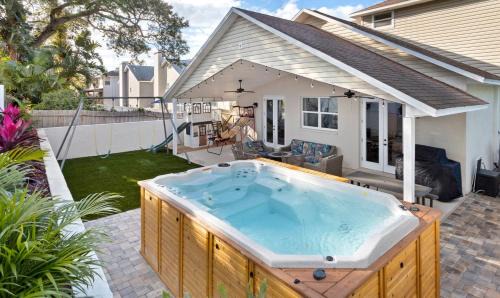 Palm Harbor Villa | Spacious 5 Bd 3 Bath Home Swim Spa Near Beaches
