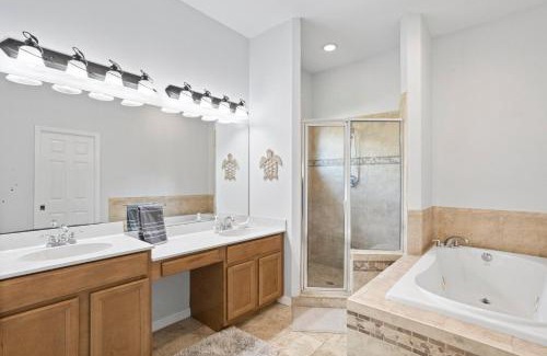 Palm Harbor Villa | Spacious 5 Bd 3 Bath Home Swim Spa Near Beaches