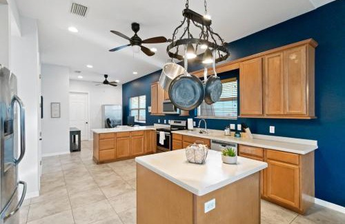 Palm Harbor Villa | Spacious 5 Bd 3 Bath Home Swim Spa Near Beaches