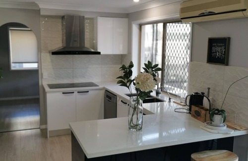 Eight Mile Plains House | Spacious 5 bed house with pool
