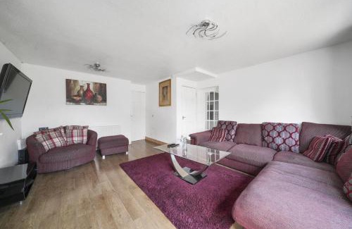 Larkfield House | Spacious 5-Bed House in Aylesford