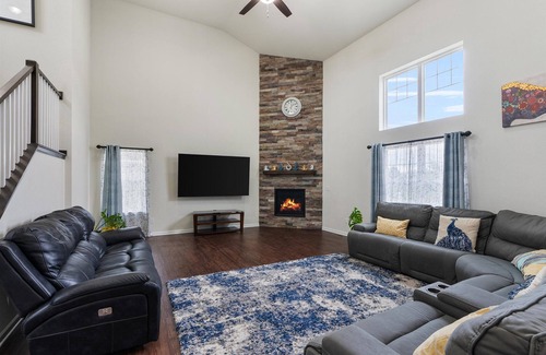 Brookfield House | Spacious 5-bedroom house with AC, WiFi in charming Menomonee Falls