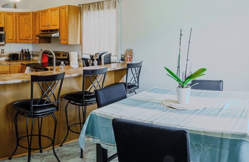 Grande Prairie House | Spacious 5-bedroom house with AC, WiFi in superb Grande Prairie
