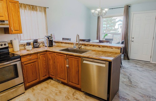 Grande Prairie House | Spacious 5-bedroom house with AC, WiFi in superb Grande Prairie