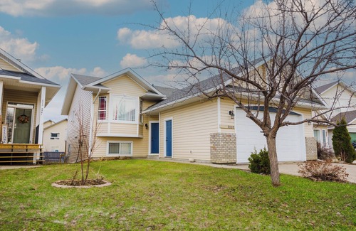 Grande Prairie House | Spacious 5-bedroom house with AC, WiFi in superb Grande Prairie