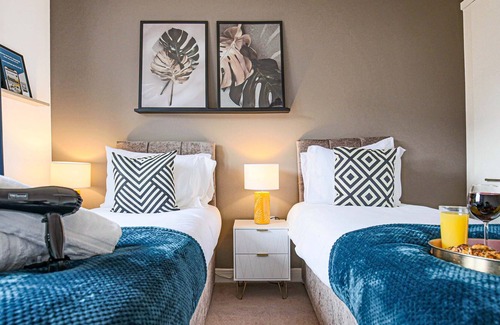 Milton Keynes House | Spacious 5 Bedroom 3.5 Bath House by Yoko Property