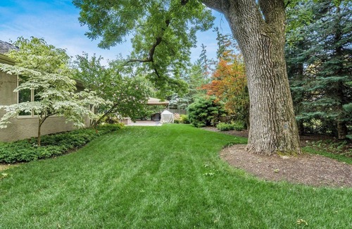Upper Arlington House | Spacious 5-bedroom and 5 bathroom house in Upper Arlington's Canterbury area.