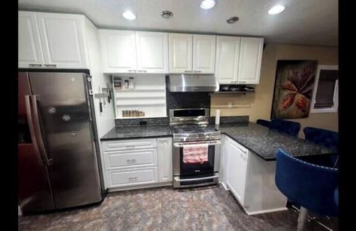 Pinecrest West Park Apartment | Spacious 5-bedroom apartment in charming Tampa with AC