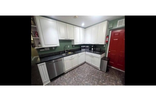 Pinecrest West Park Apartment | Spacious 5-bedroom apartment in charming Tampa with AC