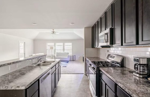 Rosenberg House | Spacious 5-bedroom building in charming Rosenberg with WiFi, AC, fitness room