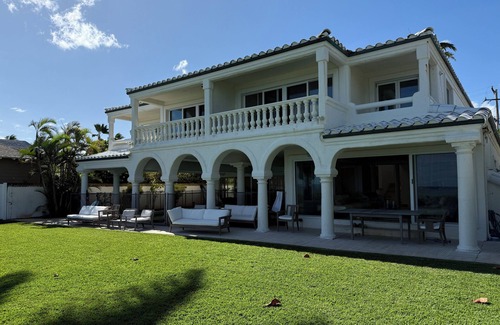 Lanikai House | Spacious 5-bedroom estate beachfront in charming Lanikai -newly renovated luxury