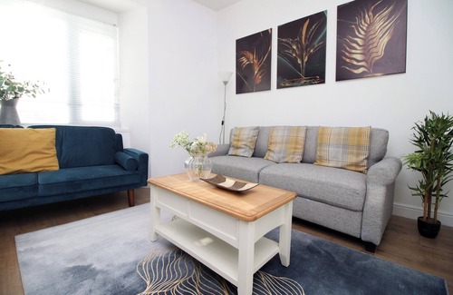 Castle Apartment | Spacious 5 bedroom flat-Swansea