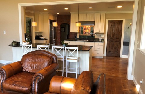 Carbondale House | Spacious 5+ Bedroom, Hot Tub, great Mountain Views. Half hour to Aspen Snowmass.